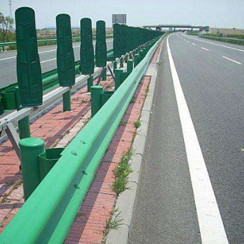 防撞波形護(hù)欄、護(hù)欄板價(jià)格、高速公路護(hù)欄板廠家供應(yīng)樂至石佛鎮(zhèn)