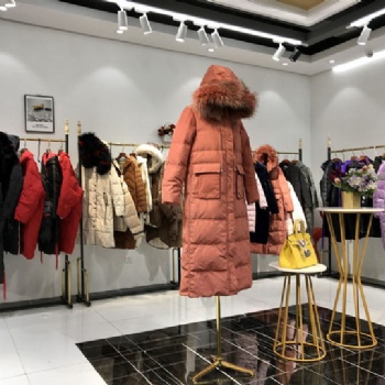 詩(shī)萌蒂19新款羽絨服廣州品牌女裝折扣走份廣州伊曼服飾有限公司