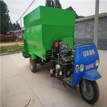 養(yǎng)殖場用電動喂料車 牛羊喂養(yǎng)飼草撒料車