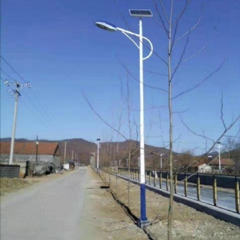 農(nóng)村安裝太陽能路燈桿