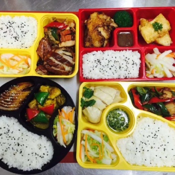 長(zhǎng)期為深圳工廠、寫(xiě)字樓、機(jī)關(guān)單位盒飯快餐配送