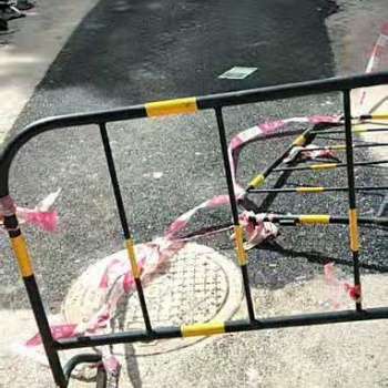 河南安陽用華通冷補(bǔ)料平整路面可直接通車