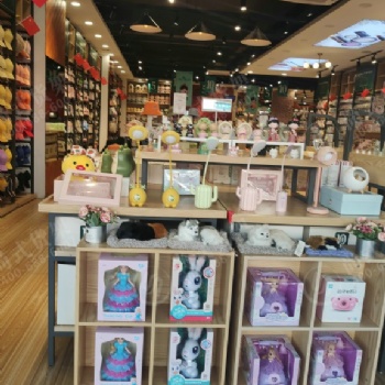 資陽(yáng)新款名創(chuàng)彩妝流水臺(tái)戀慧優(yōu)品飾品貨架店鋪設(shè)計(jì)