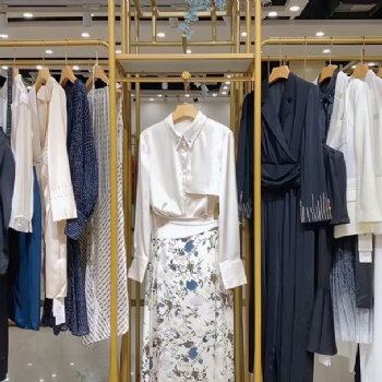廣州三杰服飾品牌女裝走份批發，小香風套裝，西裝套裝，風衣外套