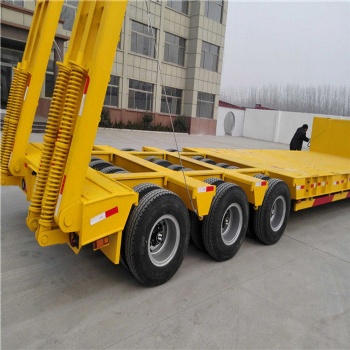 13米低平板半掛車(chē) 液壓爬梯半掛車(chē) 實(shí)時(shí)報(bào)價(jià)
