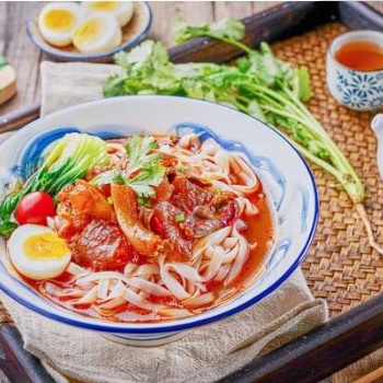 嗦粉哥手工現(xiàn)磨米粉湯濃，味道美