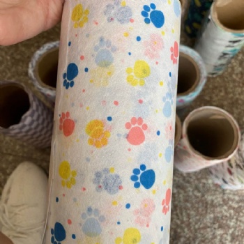福建廠家供應(yīng)水刺印花無紡布 貓腳印款 口罩布 可定制