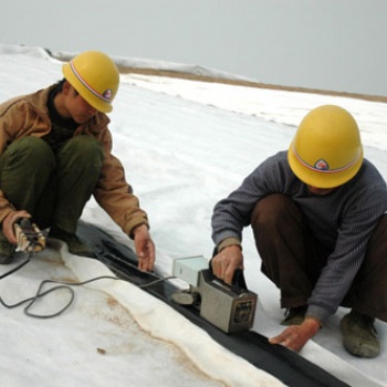 城市建設(shè)HDPE防滲土工膜、河道治理兩布一膜復(fù)合土工膜、聚酯長絲土工布德州廠家