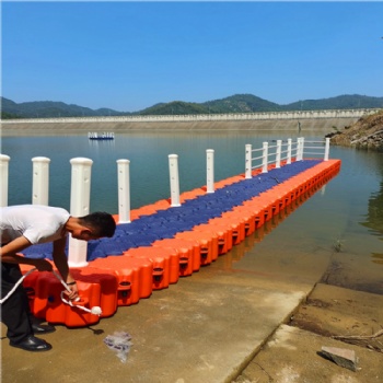廠家塑料浮筒碼頭摩托艇?？克掀脚_ 養殖網箱游樂設施浮橋游泳池