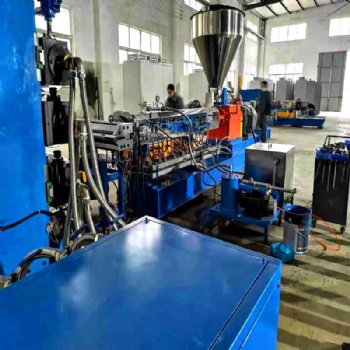 徐州恭樂機械汽車腳墊內(nèi)飾片材擠出機
